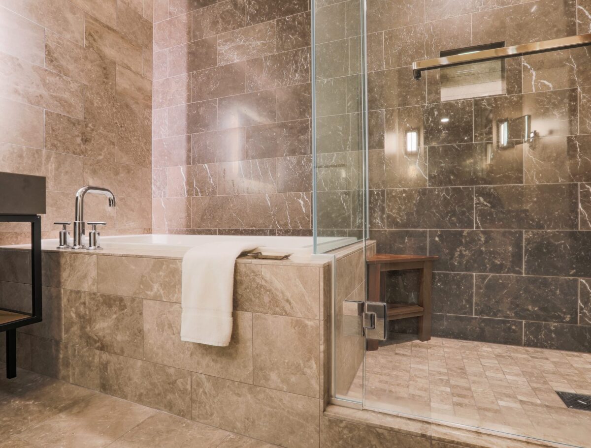 Comment choisir votre carrelage salle de bain marbre et bois en créant de l’harmonie et en jouant du contraste ?